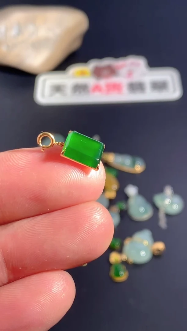 颈饰18K金镶嵌翡翠