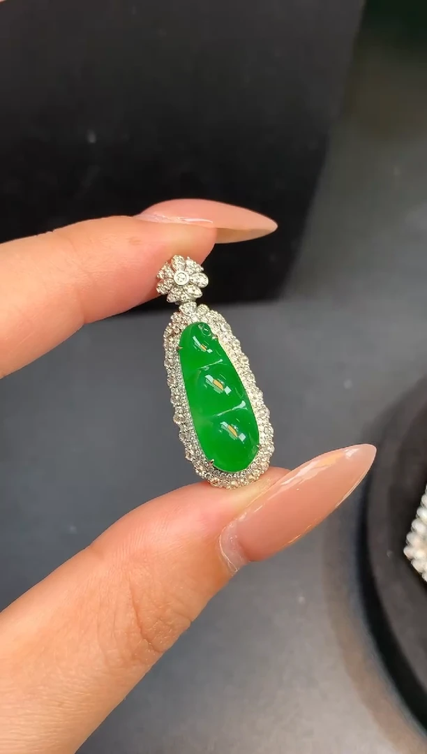 颈饰18K金镶嵌翡翠豆子