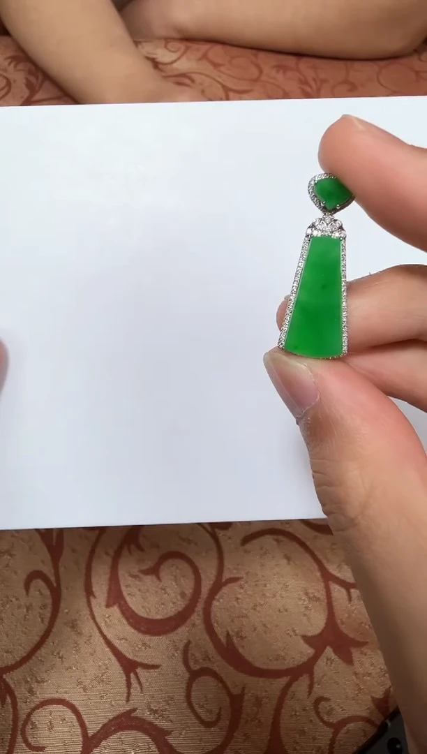 颈饰18K金镶嵌翡翠T100847