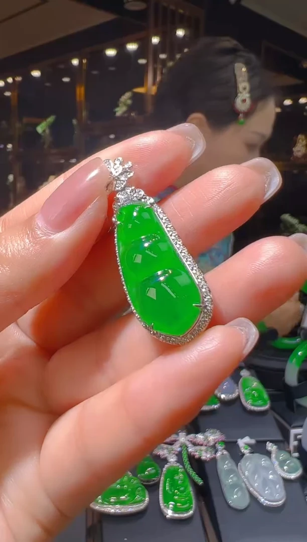 【闪购商品】翡翠吊坠(赠链)18K金镶嵌152     