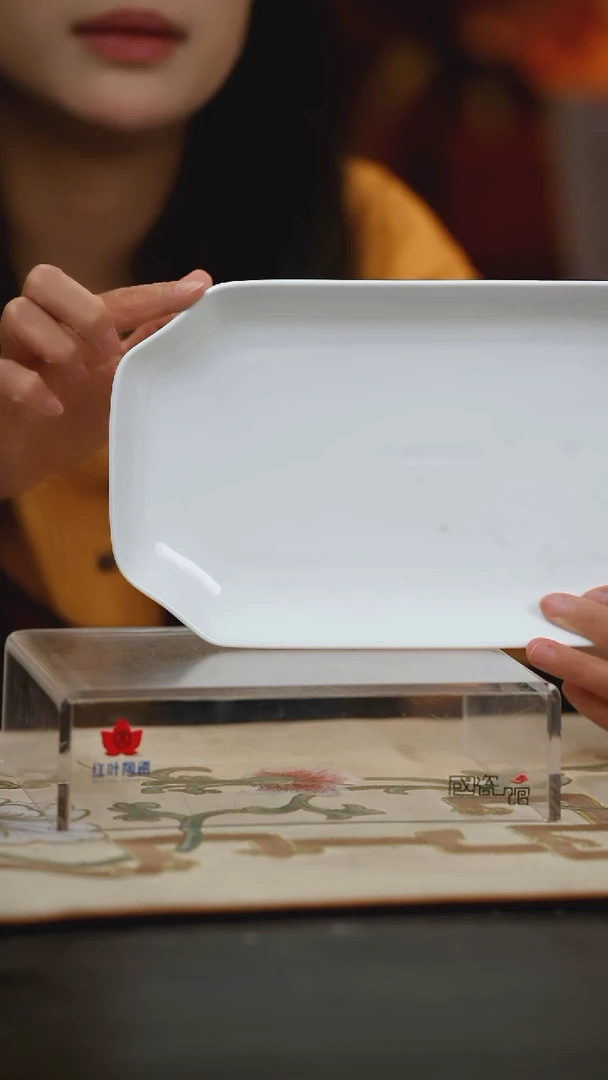 1个微瑕白胎11英寸凹角鱼盘（无底款）