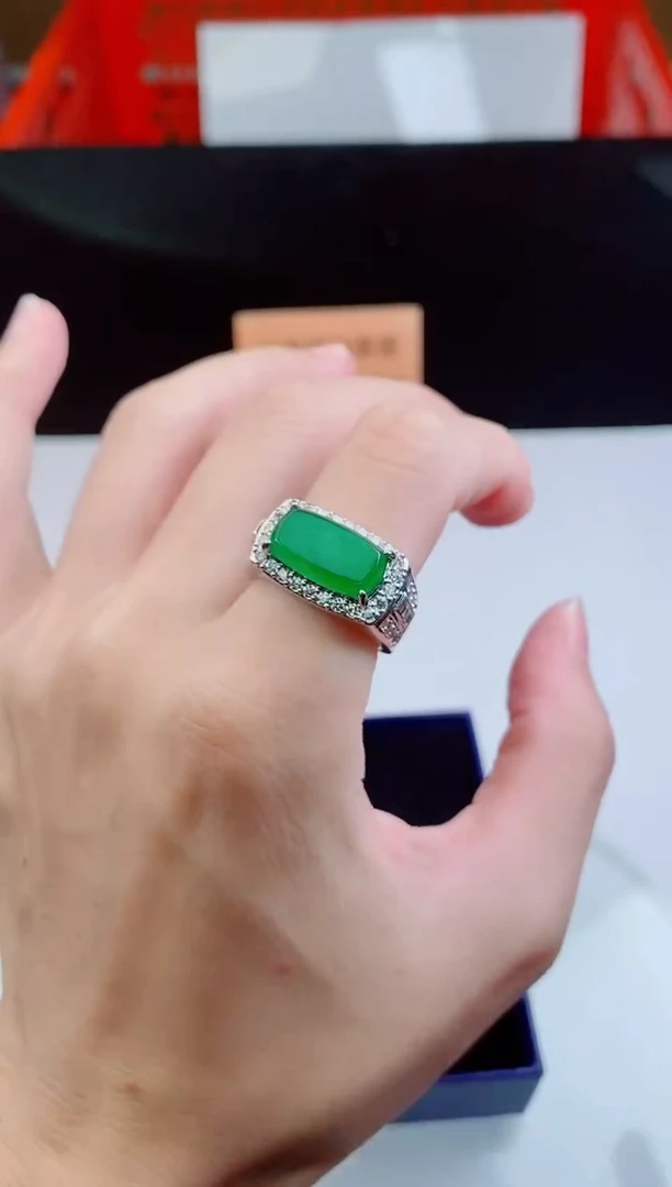 颈饰未镶嵌翡翠   ·