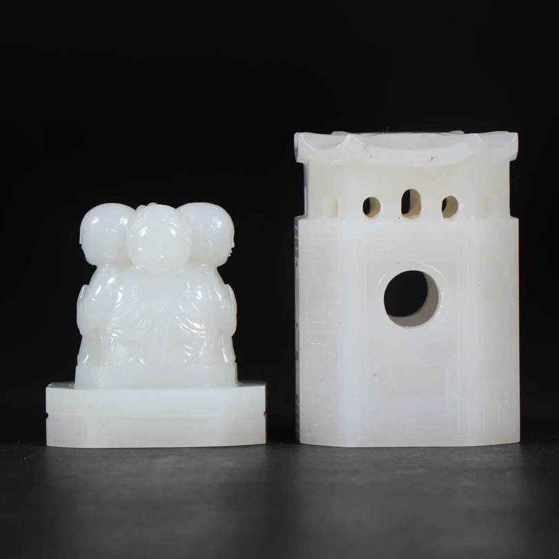 和田玉佛龛 三宝佛  规格：长3.9cm宽3cm高6.6cm重162g