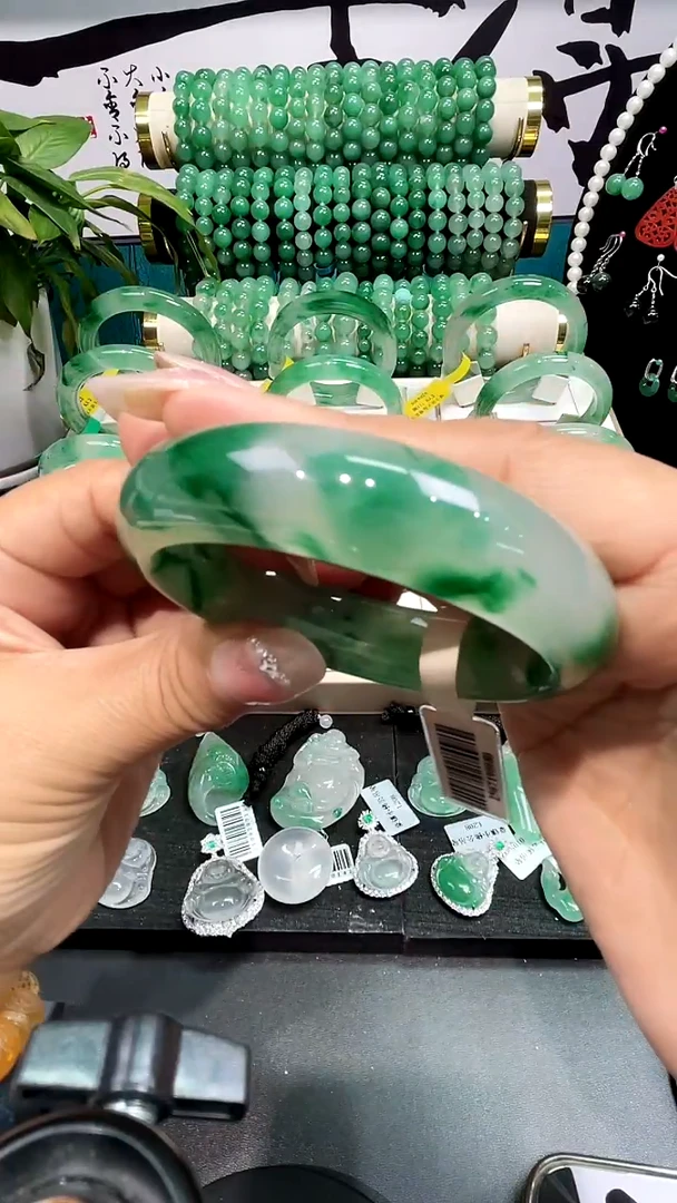 未镶嵌手镯石英质玉（非洲翠）手镯