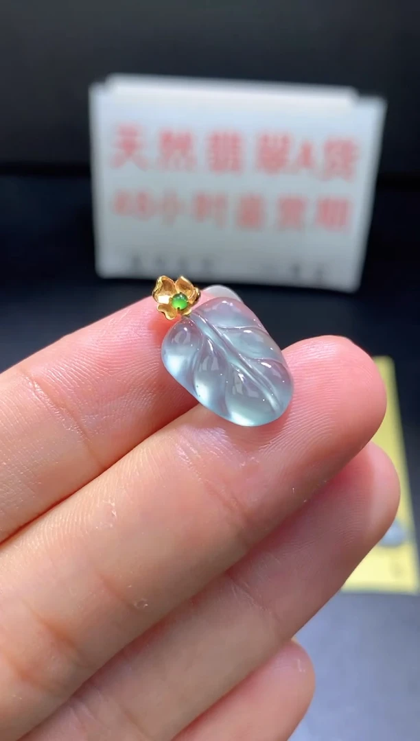 翡翠18K金镶嵌颈饰翡翠吊坠