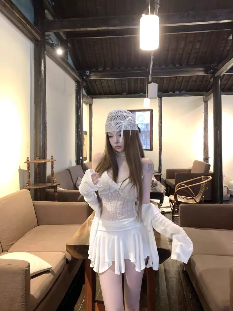 薄雾冰萃 性感微透蕾丝吊带辣妹上衣+薄款防晒衫+不规则纯欲短裙