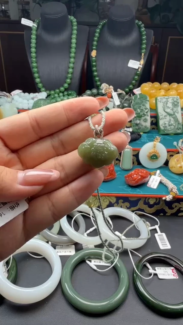 和田玉未镶嵌颈饰吊坠