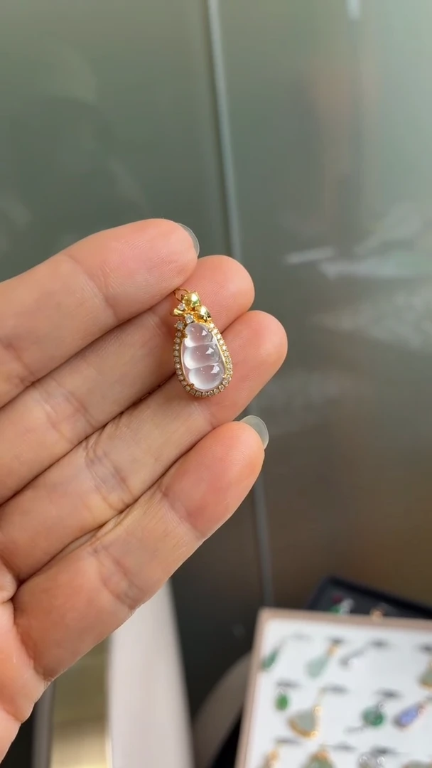 颈饰18K金镶嵌翡翠天然翡翠A货