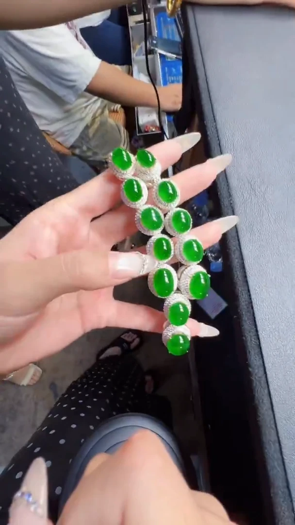 未镶嵌定制翡翠翡翠A货有轻微色差属于正常现象，套链多样性发货1