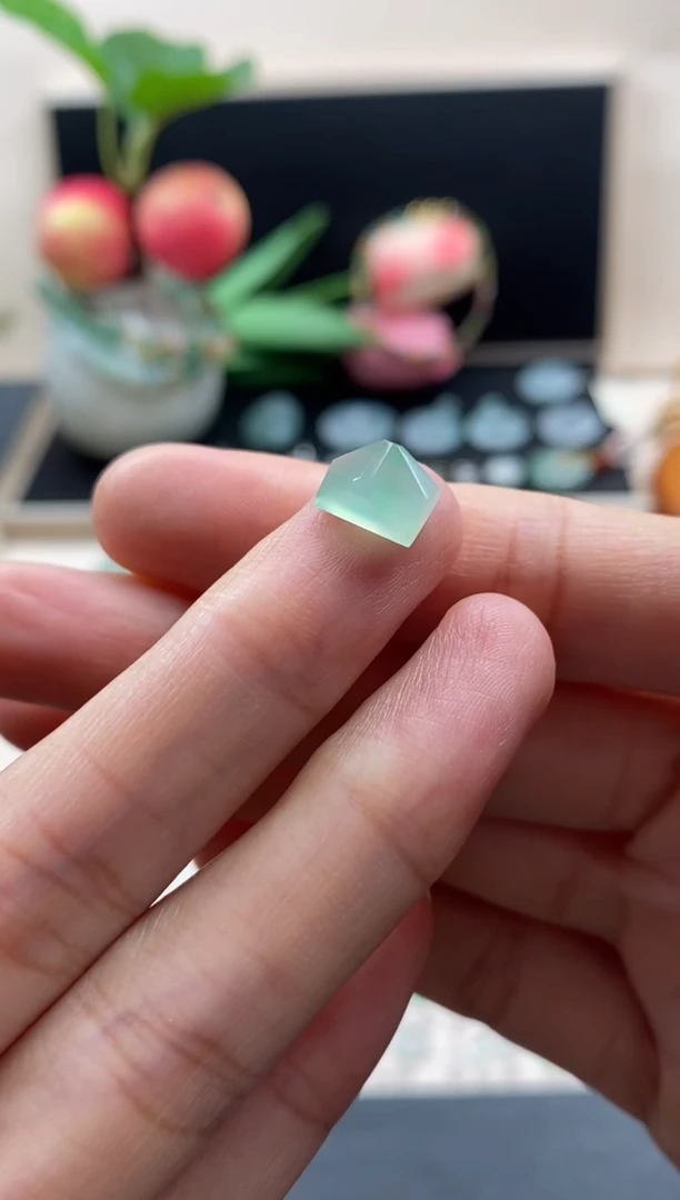 翡翠未镶嵌颈饰翡翠果绿随型