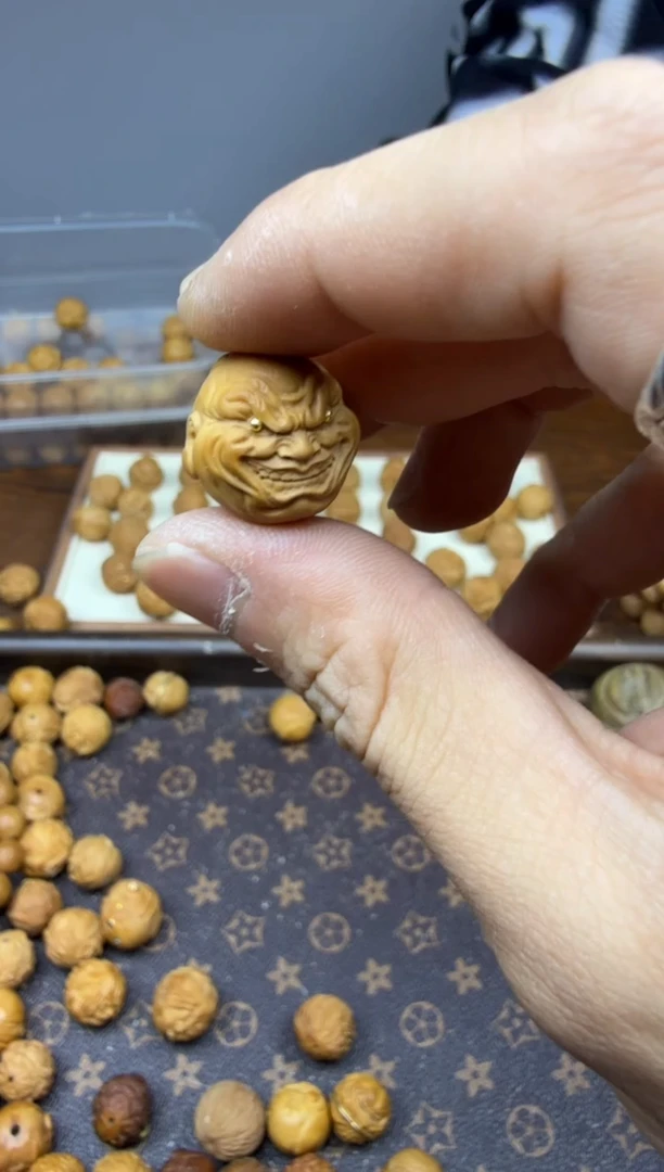 猴头核桃吊坠坏笑  镶眼