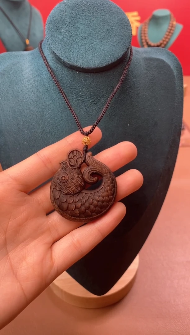 【闪购商品】沉香木手串P顺化紫棋手雕年年有鱼牌