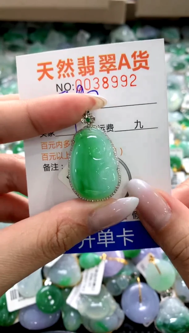 颈饰18K金镶嵌翡翠1