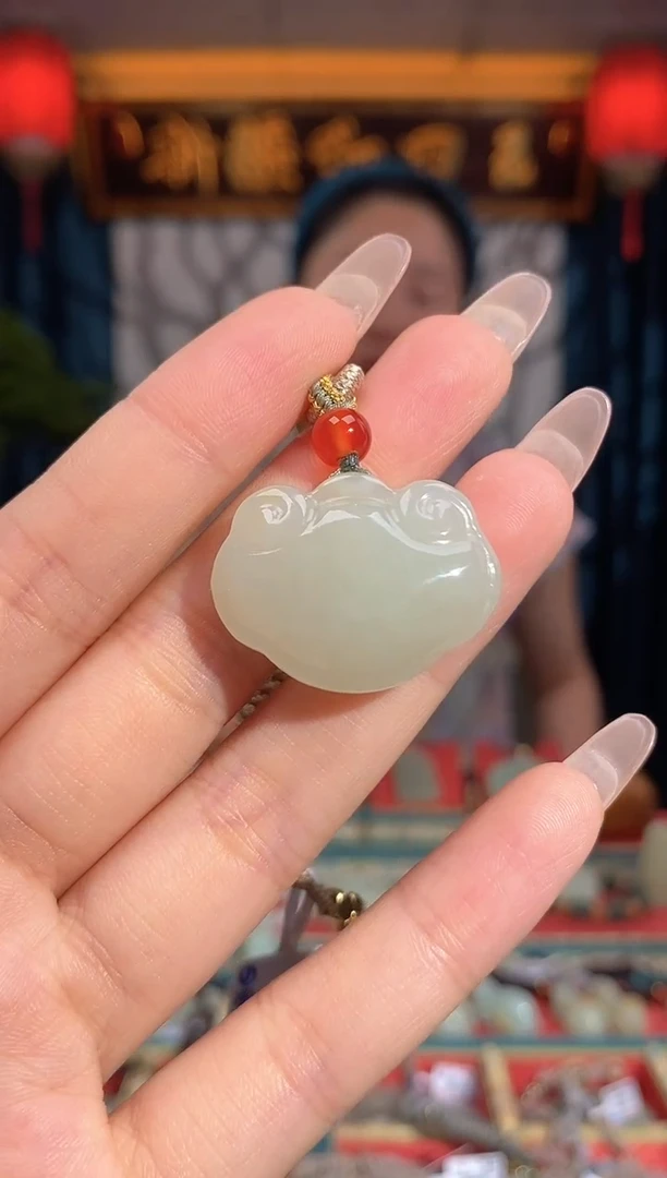 和田玉未镶嵌颈饰平安锁