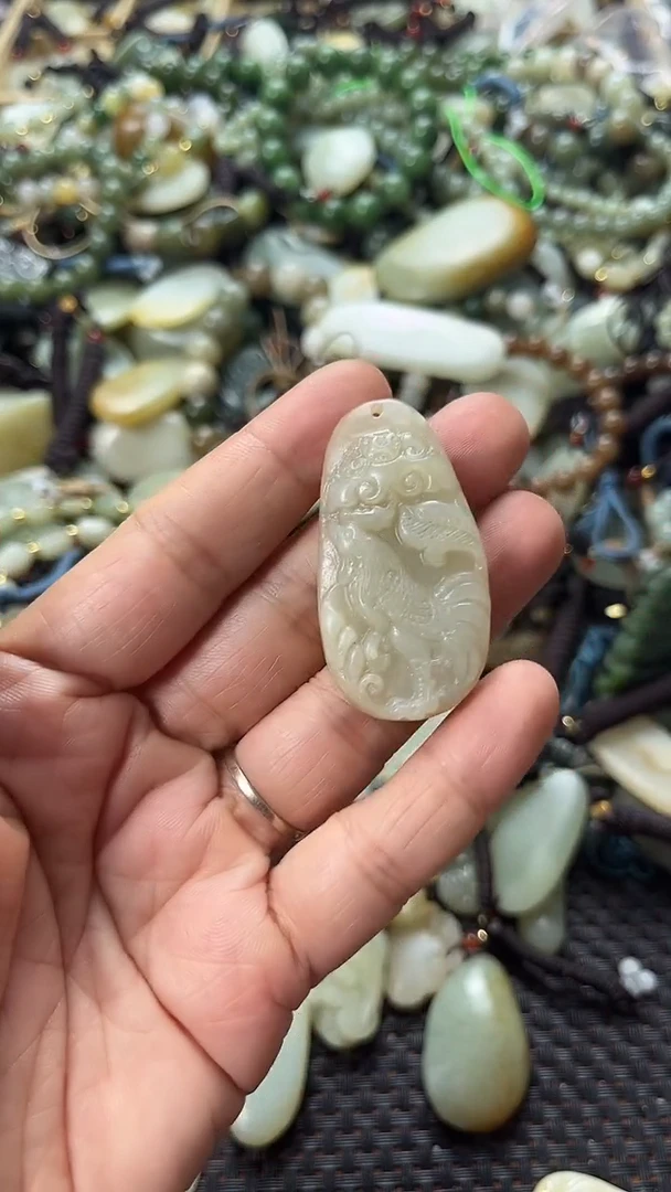 和田玉未镶嵌颈饰（多样性发一件）没有证书有瑕