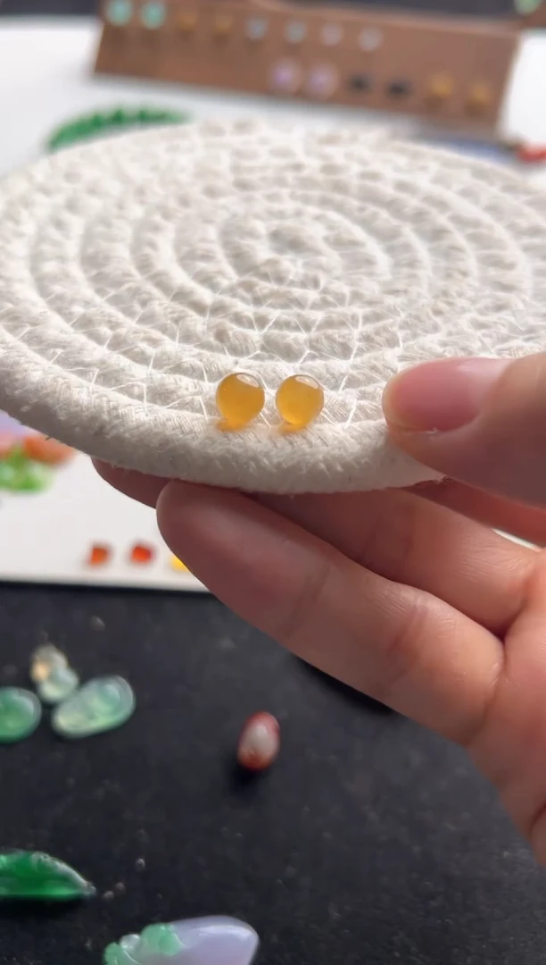 定制翡翠未镶嵌黄圆珠一对2600