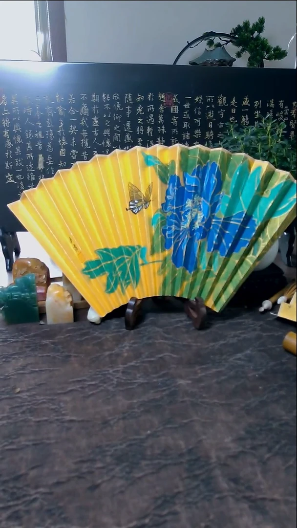 扇子“一扇一世界，一面一乾坤”