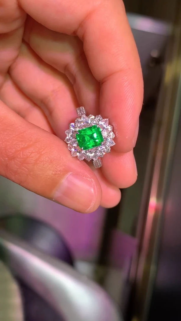 18K金镶嵌戒指祖母绿1.35CT