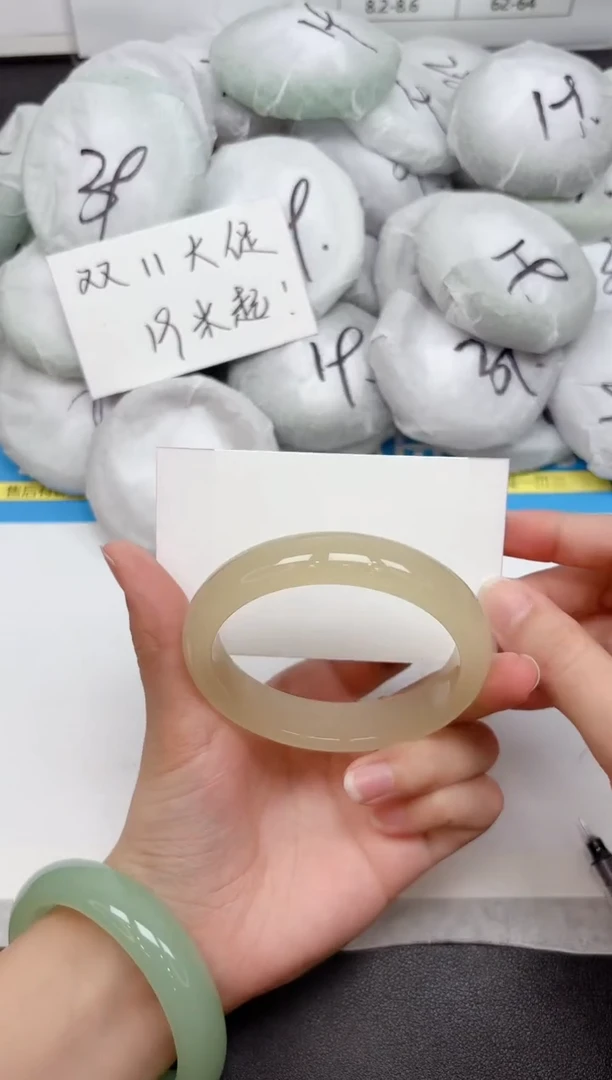 未镶嵌手镯石英质玉248-58.4
