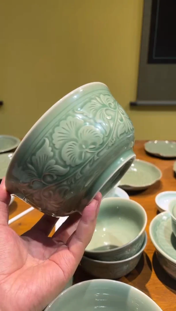 瓷微瑕7英寸青釉牡丹碗1只