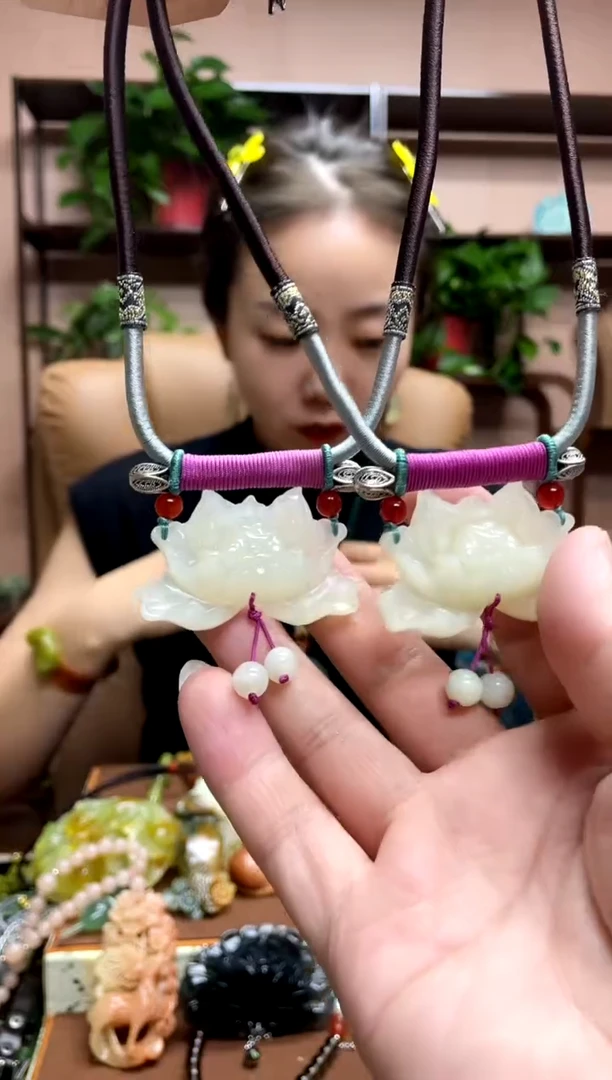 未镶嵌岫玉颈饰多样性发货发其中之一