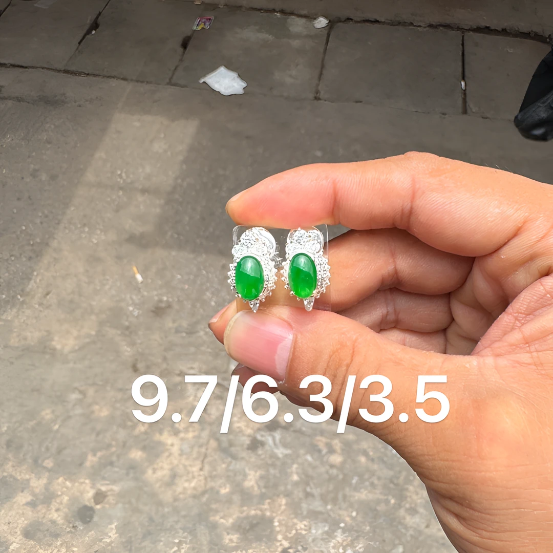 0608(小哪吒在源头)冰种翡翠浓阳辣绿耳钉干净肉细杠味荧光足M200