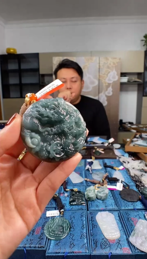 颈饰未镶嵌翡翠  多样性发其一