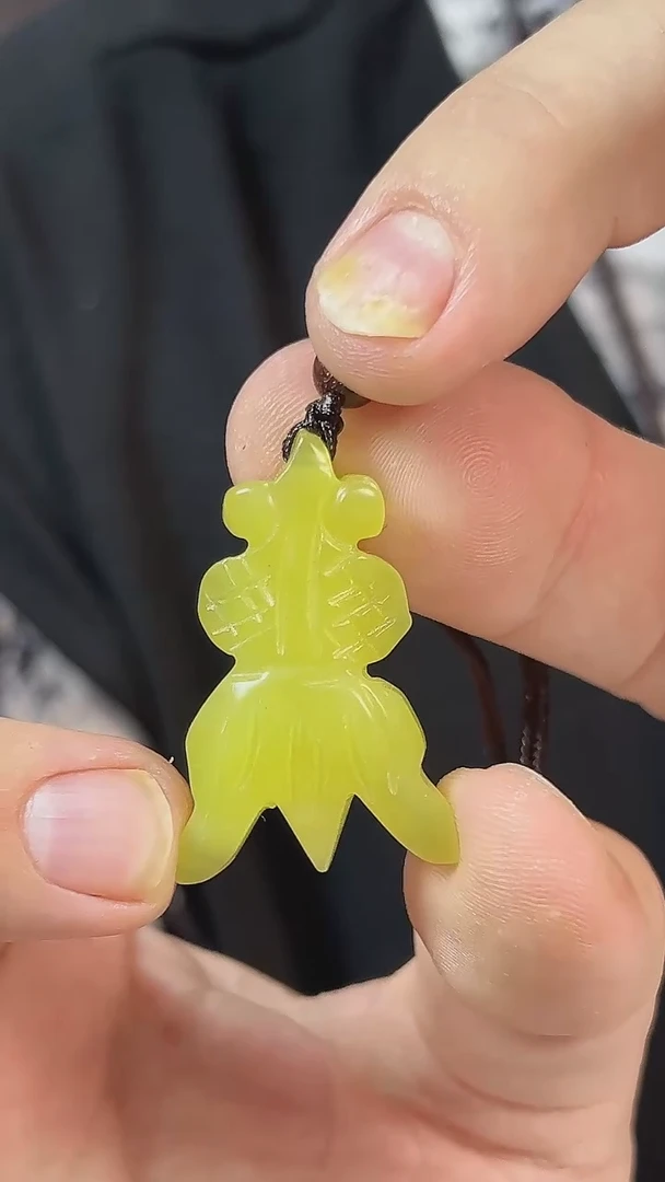 岫玉未镶嵌颈饰金鱼