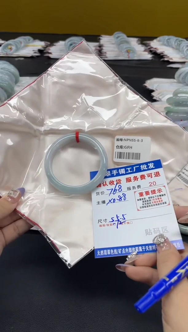 未镶嵌手镯翡翠一****生翡翠手镯