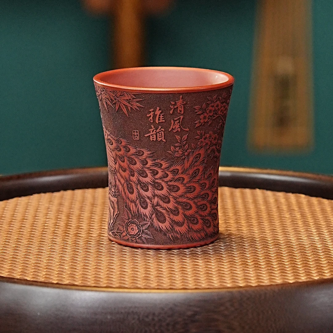 宜兴全手工紫砂原矿紫玉金砂泥料刻绘孔雀主人杯品茗杯茶杯