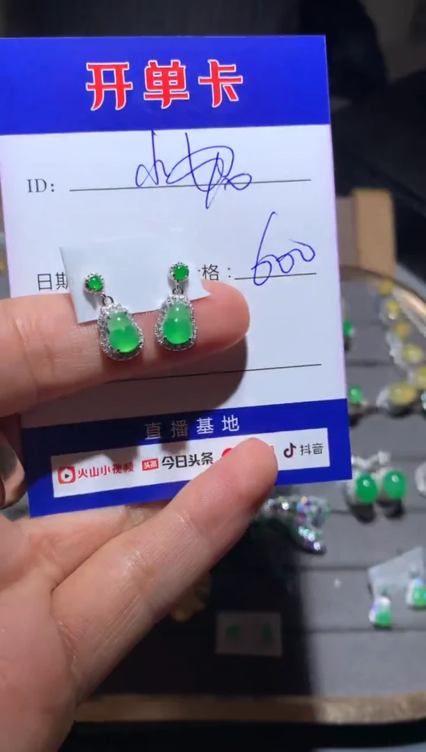 【闪购商品】翡翠耳饰银S925镶嵌泡芙小妮