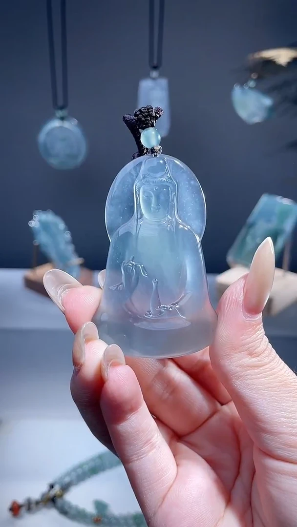 颈饰未镶嵌翡翠骑***山观音