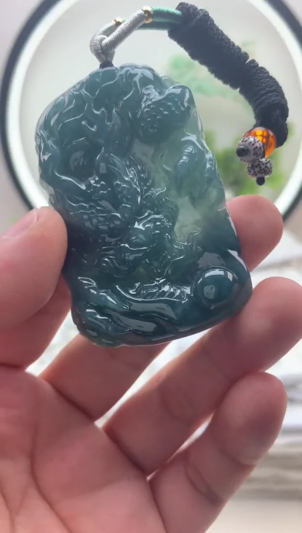 颈饰未镶嵌翡翠龙牌