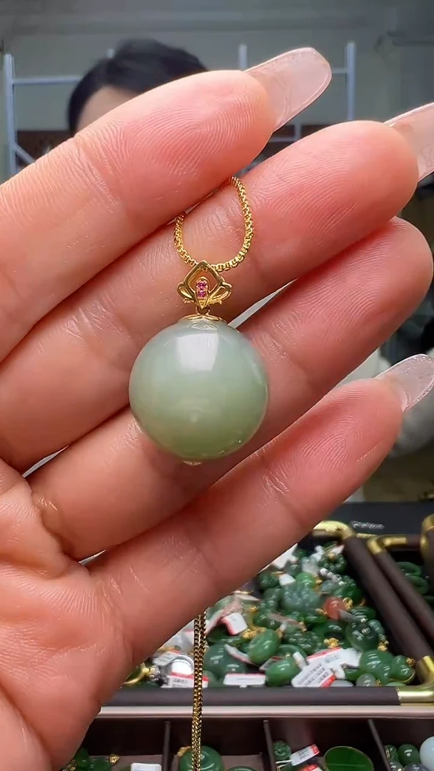 颈饰18K金镶嵌和田玉（多样性发货.发其一)1.03.25