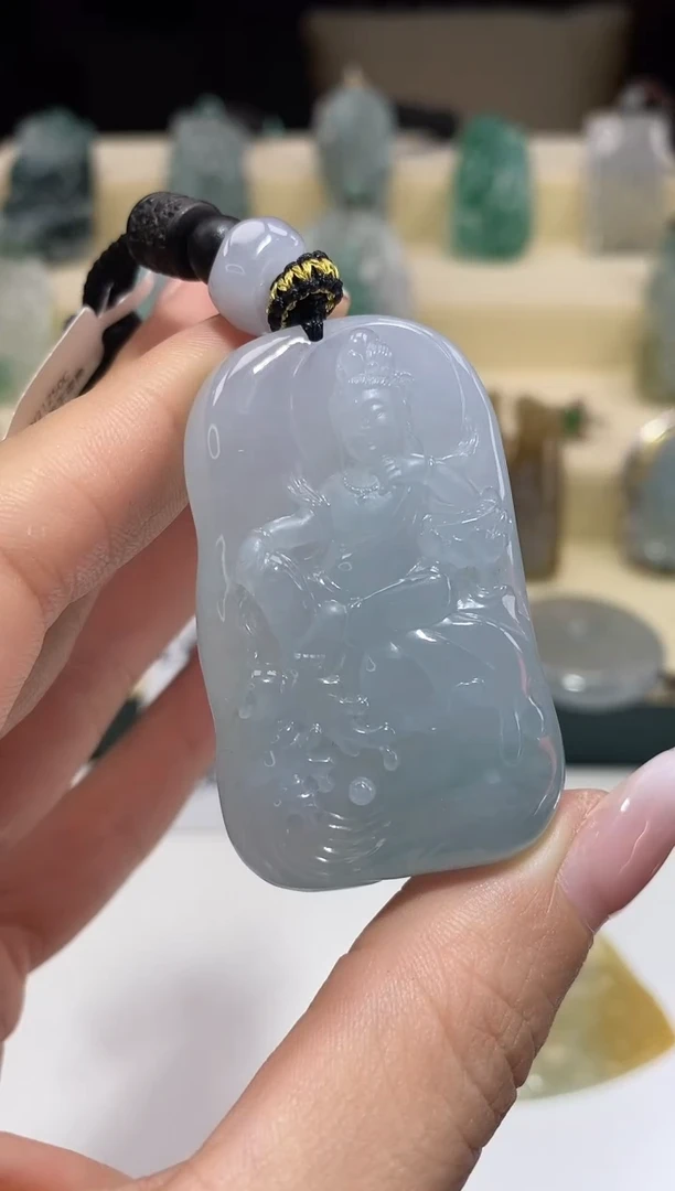 翡翠未镶嵌颈饰自在观音