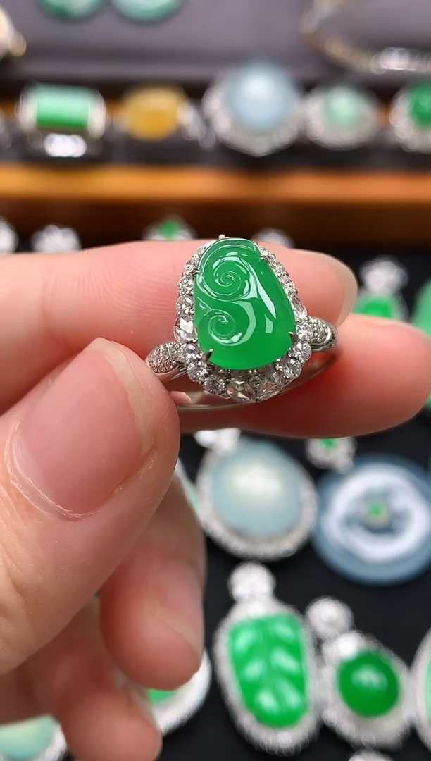 18K金镶嵌戒指翡翠戒指