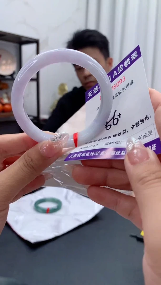 未镶嵌手镯翡翠有纹，完美者勿拍