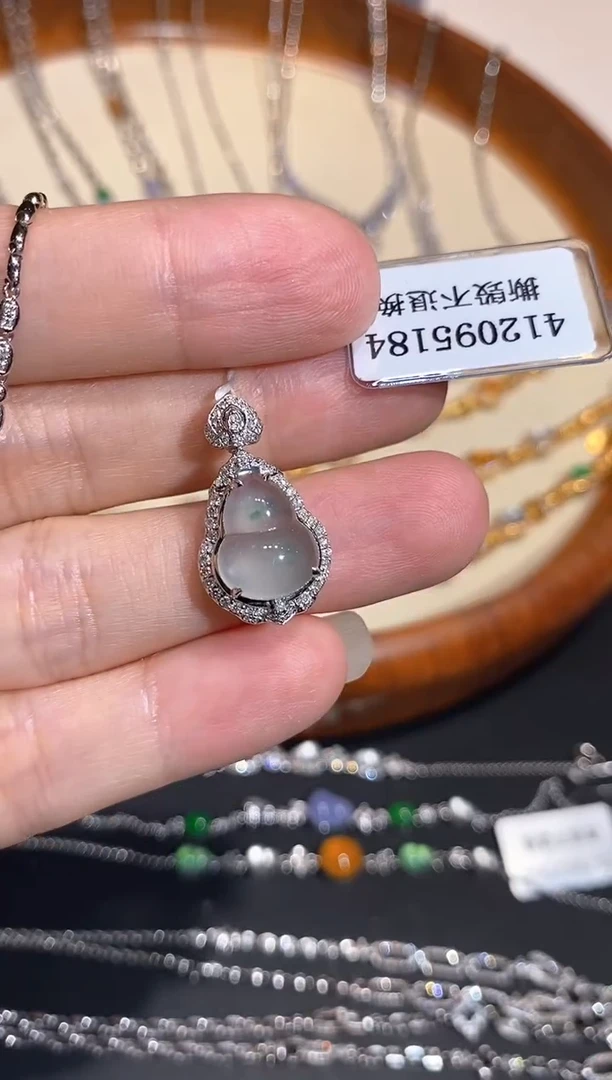颈饰18K金镶嵌翡翠吊坠