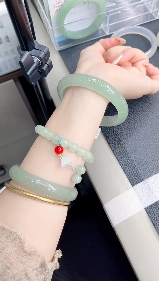 未镶嵌手镯石英质玉135-64.1