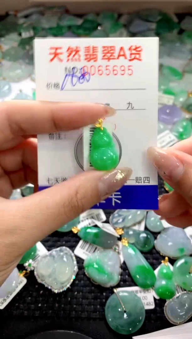 颈饰18K金镶嵌翡翠1111111111111111