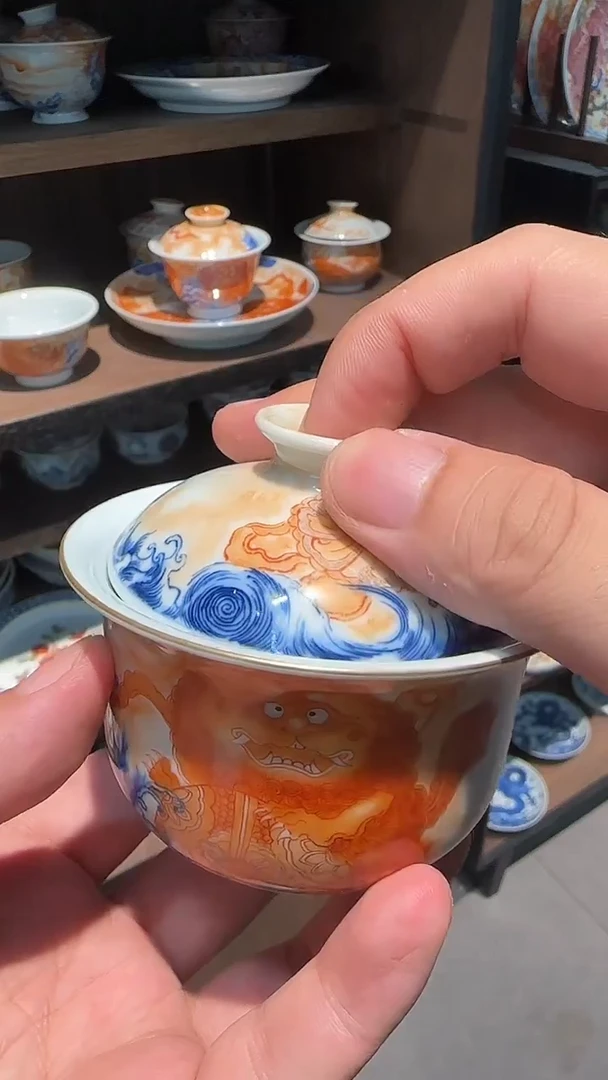 【初谨】青花矾红狮子布袋盖碗