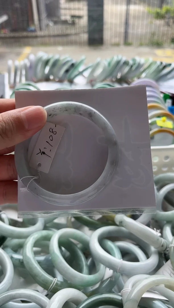 翡翠手镯未镶嵌翡翠1