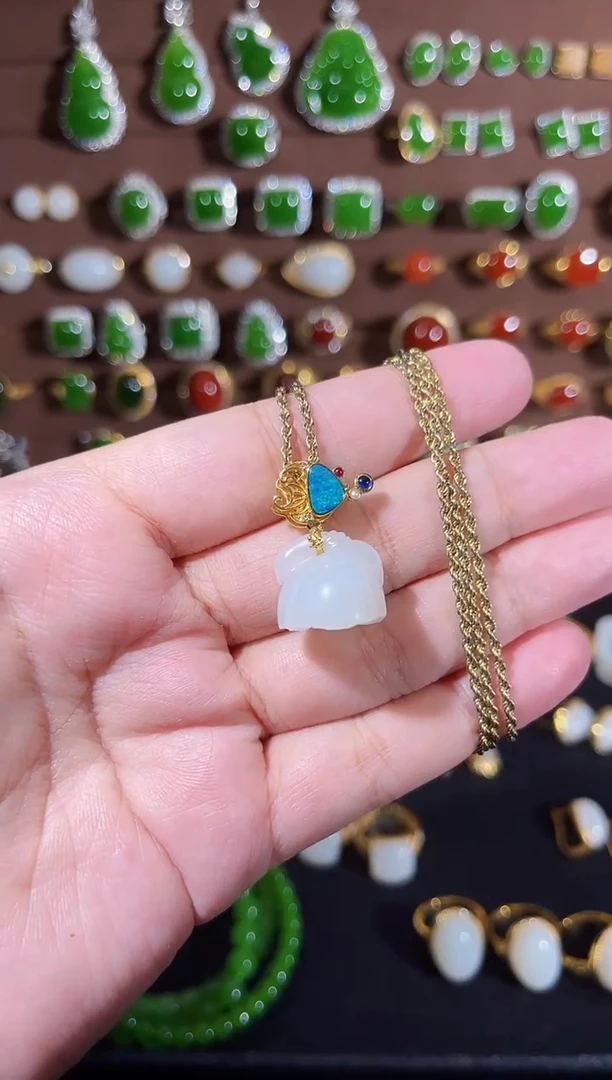 和田玉18K金镶嵌颈饰白玉莲蓬造型吊坠