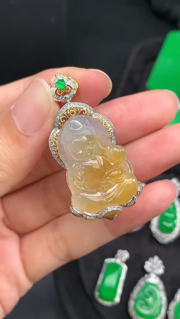 颈饰18K金镶嵌翡翠观音