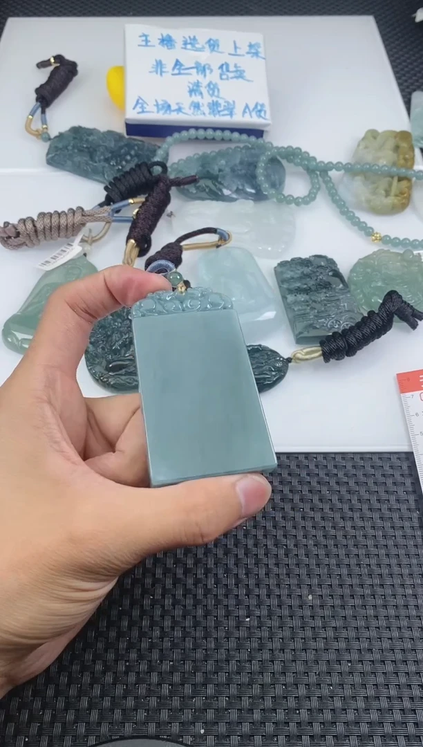 翡翠未镶嵌颈饰