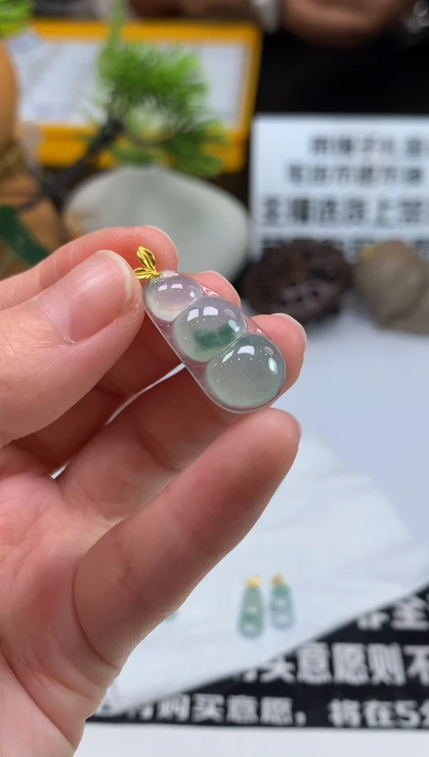 颈饰18K金镶嵌翡翠顾****?---106041