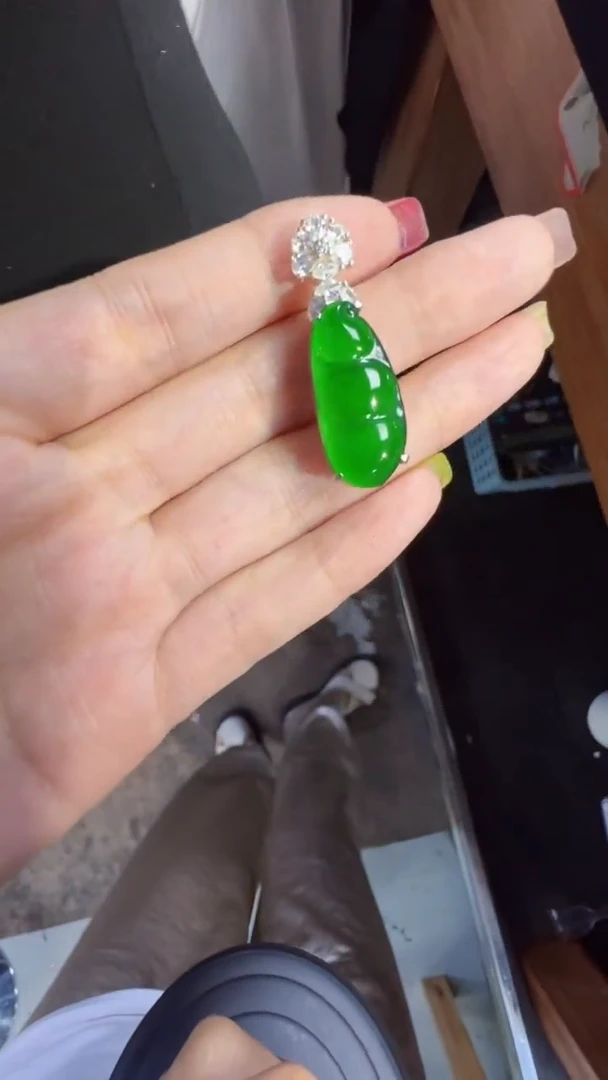 定制翡翠未镶嵌翡翠A货有轻微色差属于正常现象，豆子1