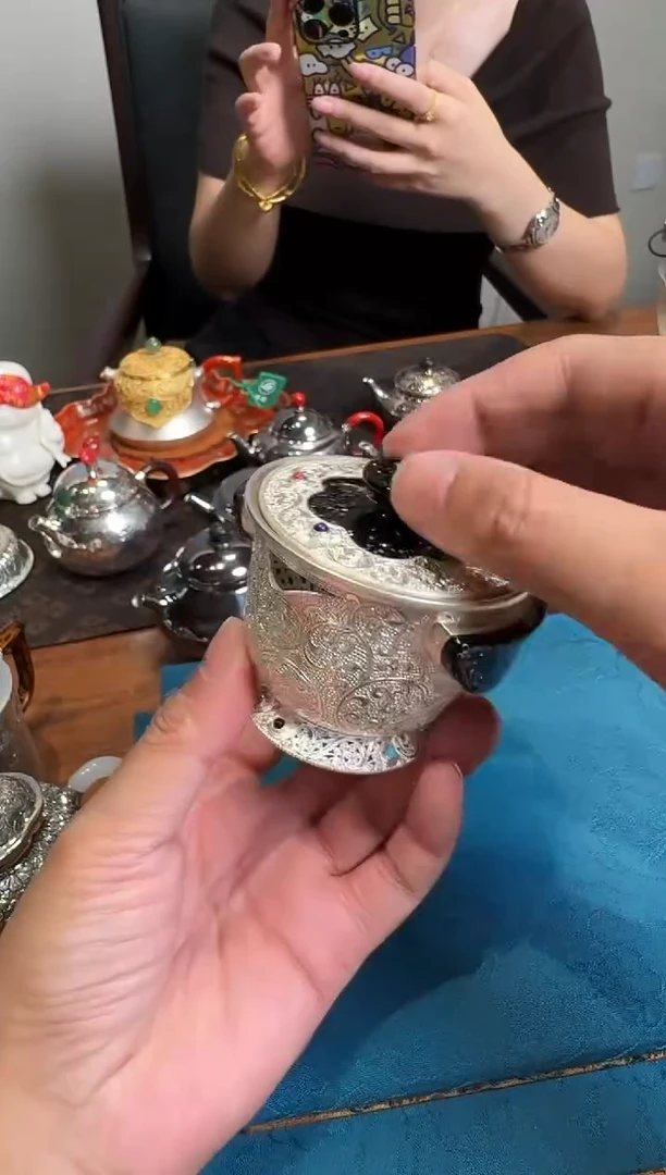 -'呆坐 手敲錾刻缠枝嵌百宝星河手抓壶