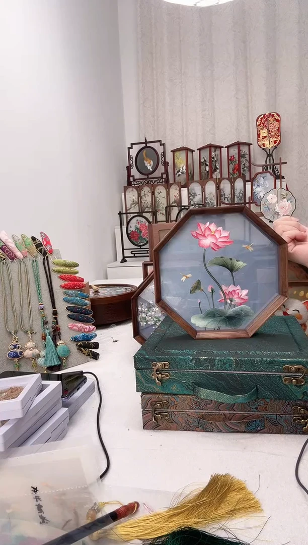 扇子苏绣作品手工摆台