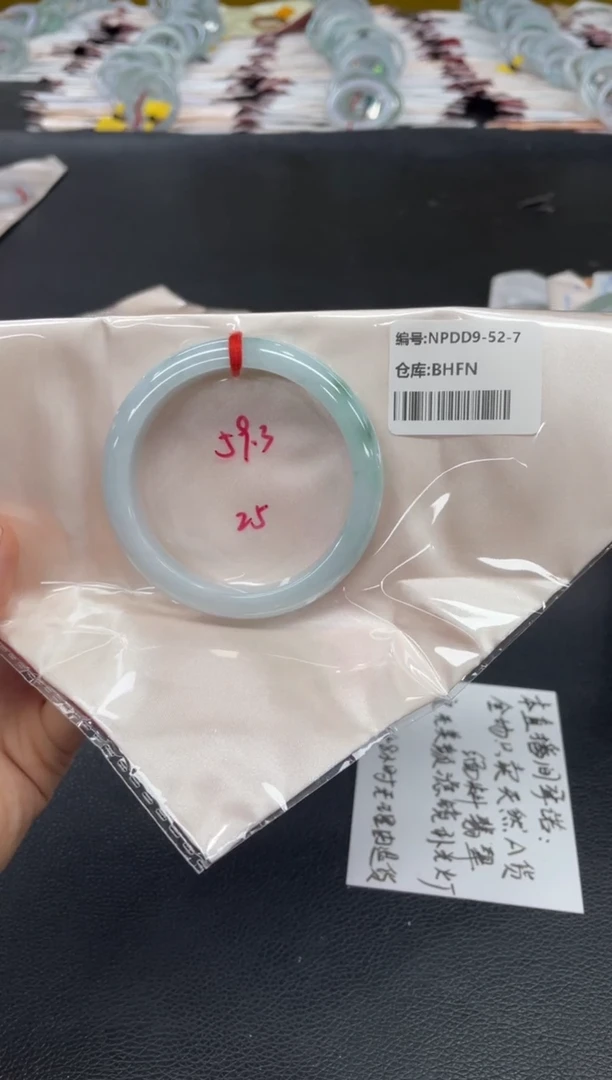 翡翠手镯未镶嵌翡翠手镯